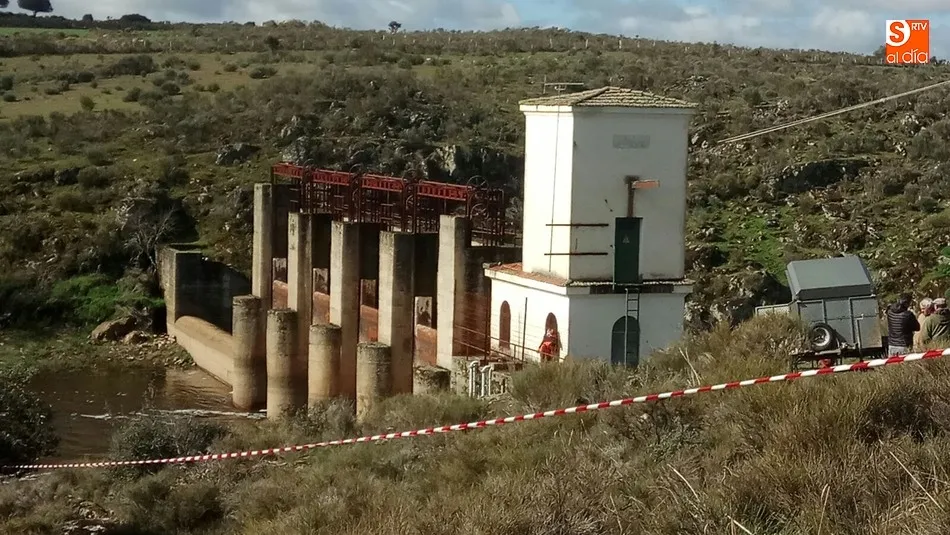 Foto 2 - Un grupo de vecinos trata de impedir el derribo de la presa de Yecla de Yeltes  
