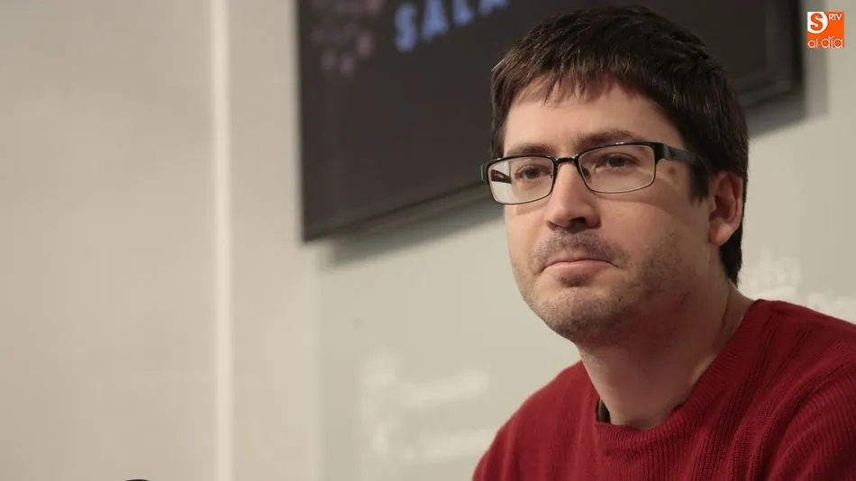 El diputado de Ganemos, Gabriel de la Mora, informa de la demanda por las subvenciones nominativas. Foto: Alejandro López