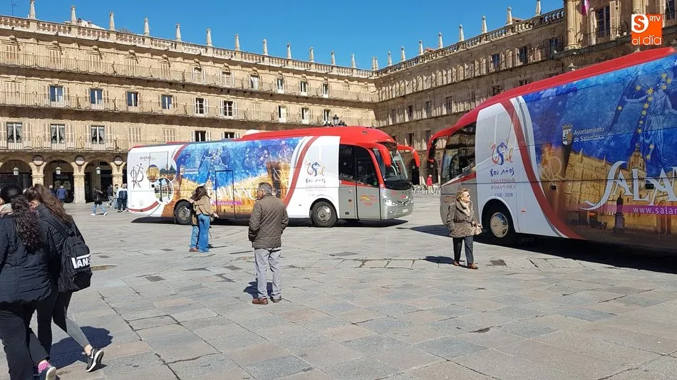 Foto 3 - Dos autobuses de la l&iacute;nea Salamanca-Madrid promocionan el VIII Centenario de la Universidad