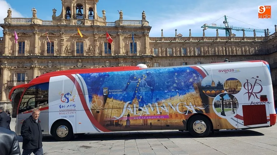 Foto 2 - Dos autobuses de la l&iacute;nea Salamanca-Madrid promocionan el VIII Centenario de la Universidad