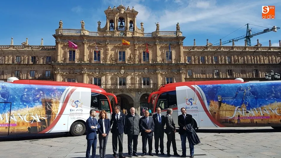 Dos autobuses de Avanza, con la imagen del VIII Centenario