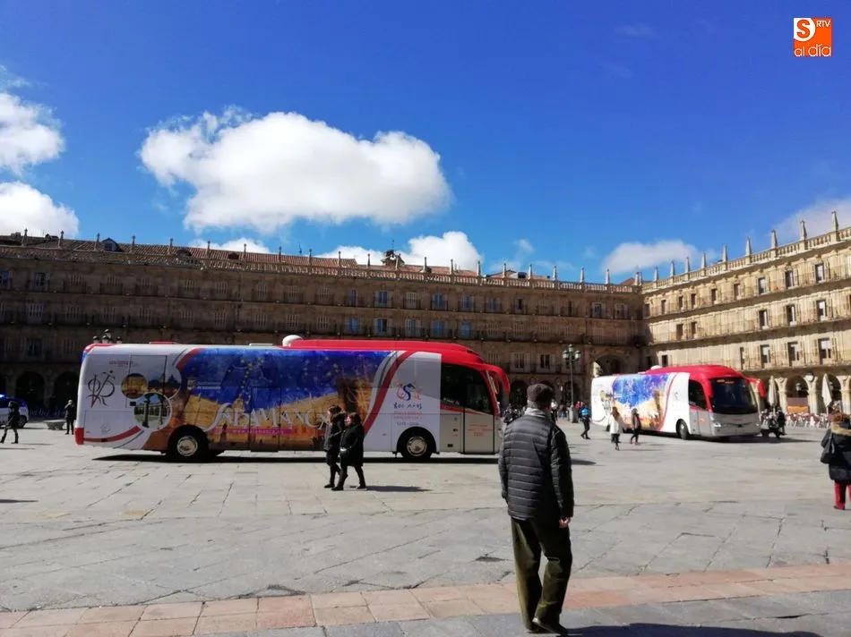 Foto 7 - Dos autobuses de la l&iacute;nea Salamanca-Madrid promocionan el VIII Centenario de la Universidad