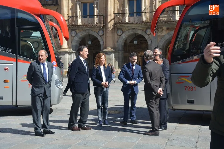 Foto 5 - Dos autobuses de la l&iacute;nea Salamanca-Madrid promocionan el VIII Centenario de la Universidad