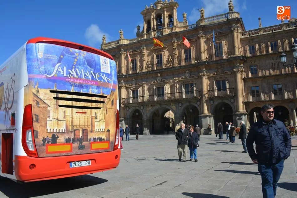 Foto 4 - Dos autobuses de la l&iacute;nea Salamanca-Madrid promocionan el VIII Centenario de la Universidad