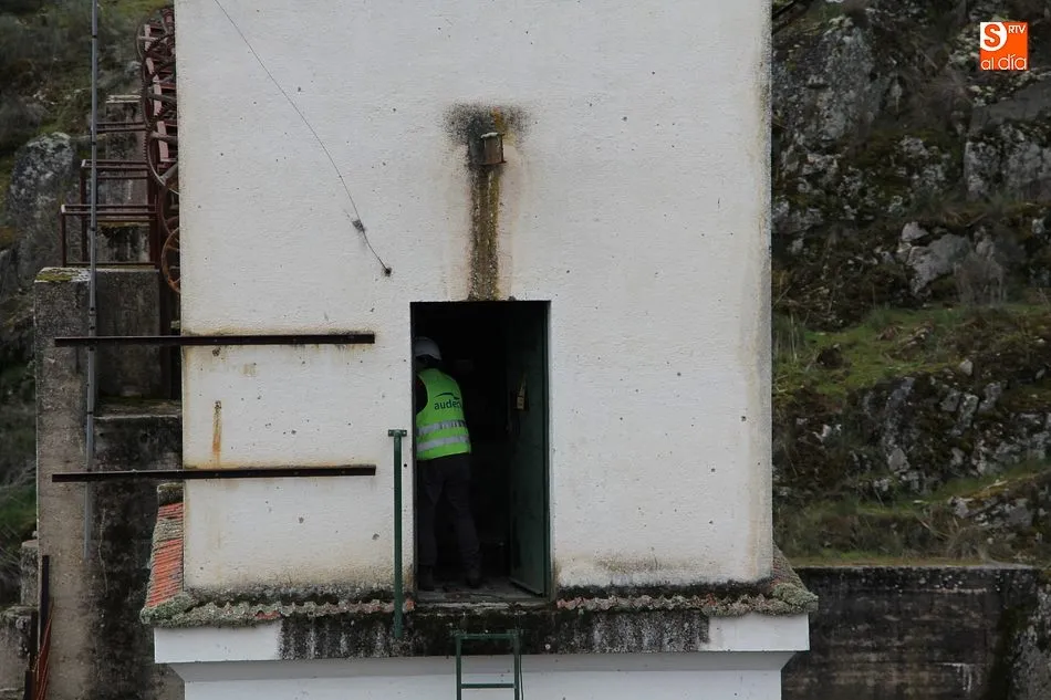 Foto 10 - Un grupo de vecinos trata de impedir el derribo de la presa de Yecla de Yeltes  