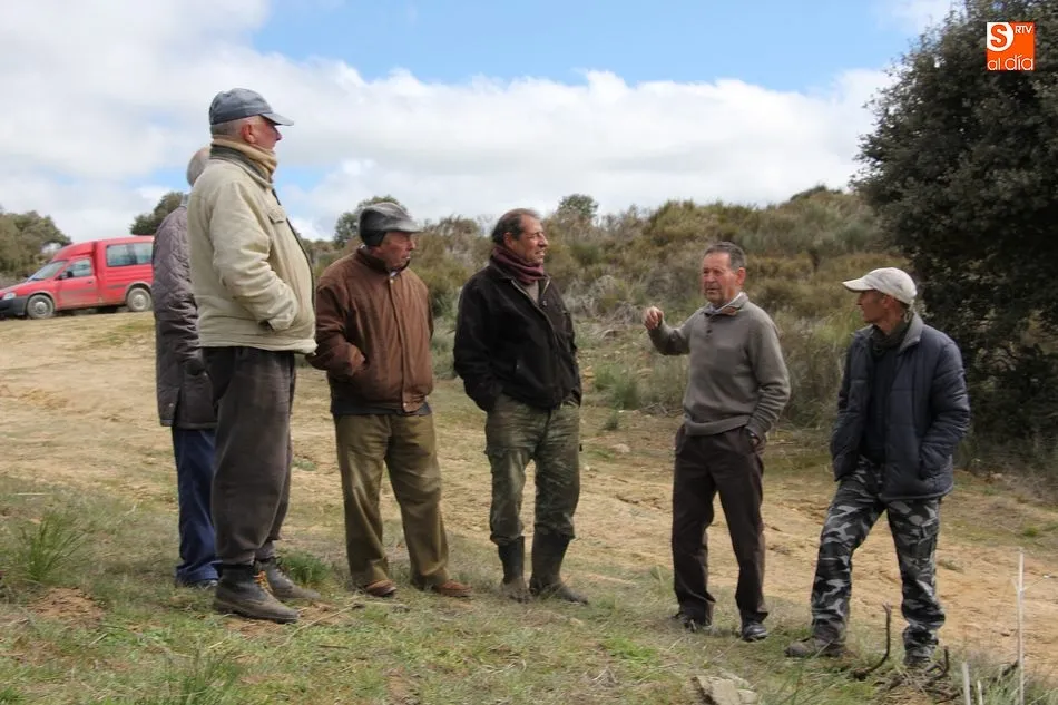 Foto 9 - Un grupo de vecinos trata de impedir el derribo de la presa de Yecla de Yeltes  