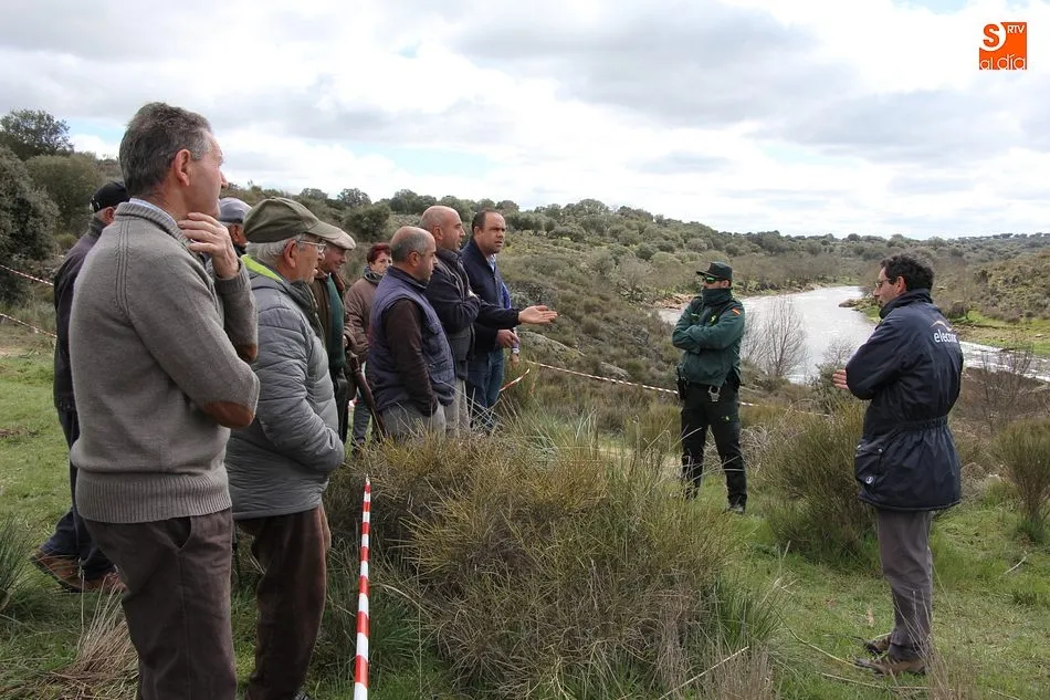 Foto 7 - Un grupo de vecinos trata de impedir el derribo de la presa de Yecla de Yeltes  