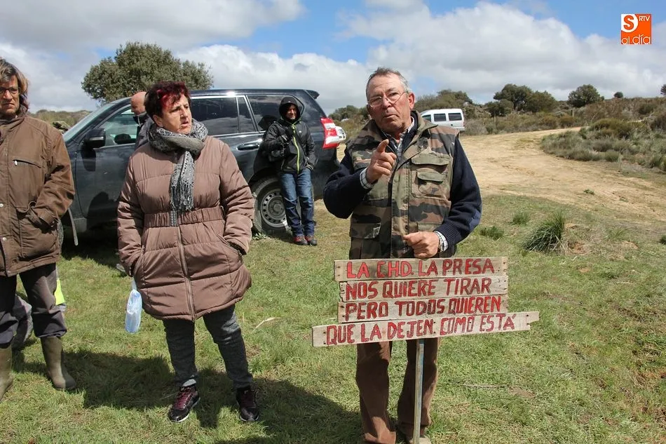 Foto 4 - Un grupo de vecinos trata de impedir el derribo de la presa de Yecla de Yeltes  