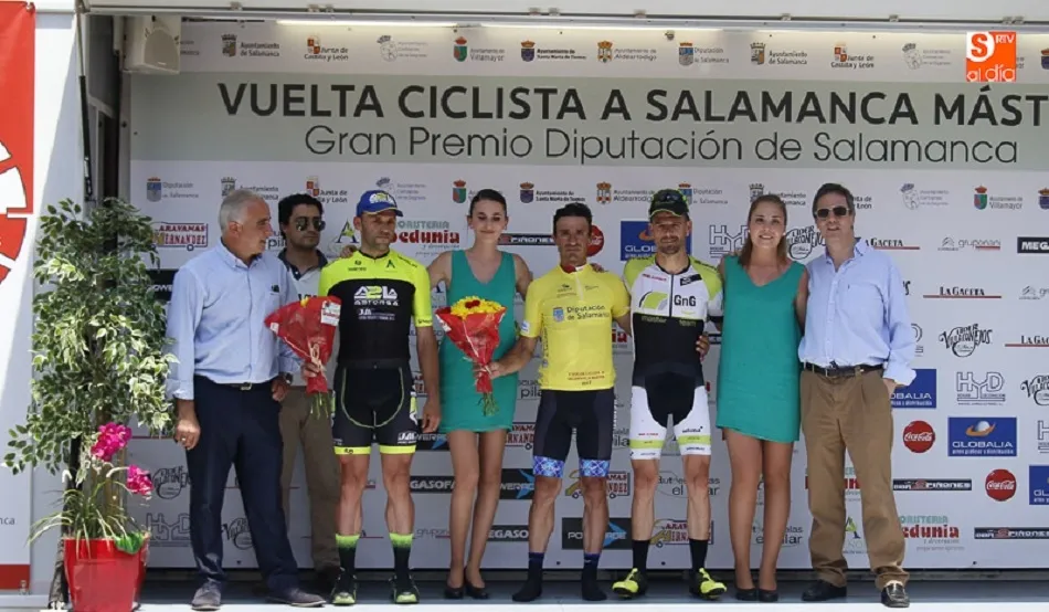 Eladio Jiménez, en el centro, tras ser coronado como ganador de la segunda edición.