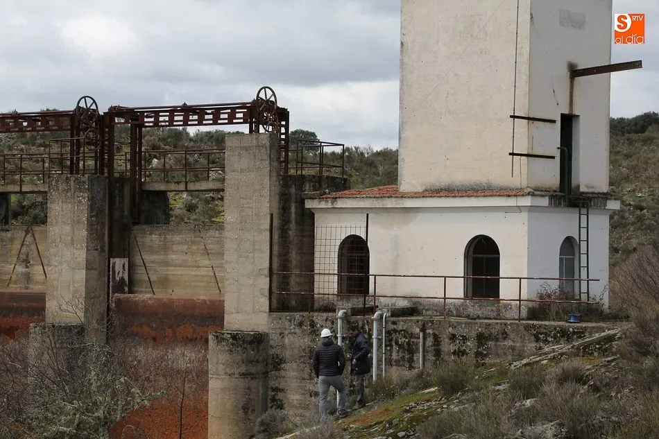 Foto 10 - La CHD inicia el derribo de la presa de Yecla de Yeltes  