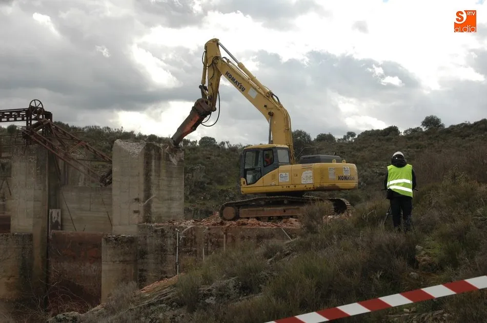Foto 7 - La CHD inicia el derribo de la presa de Yecla de Yeltes  