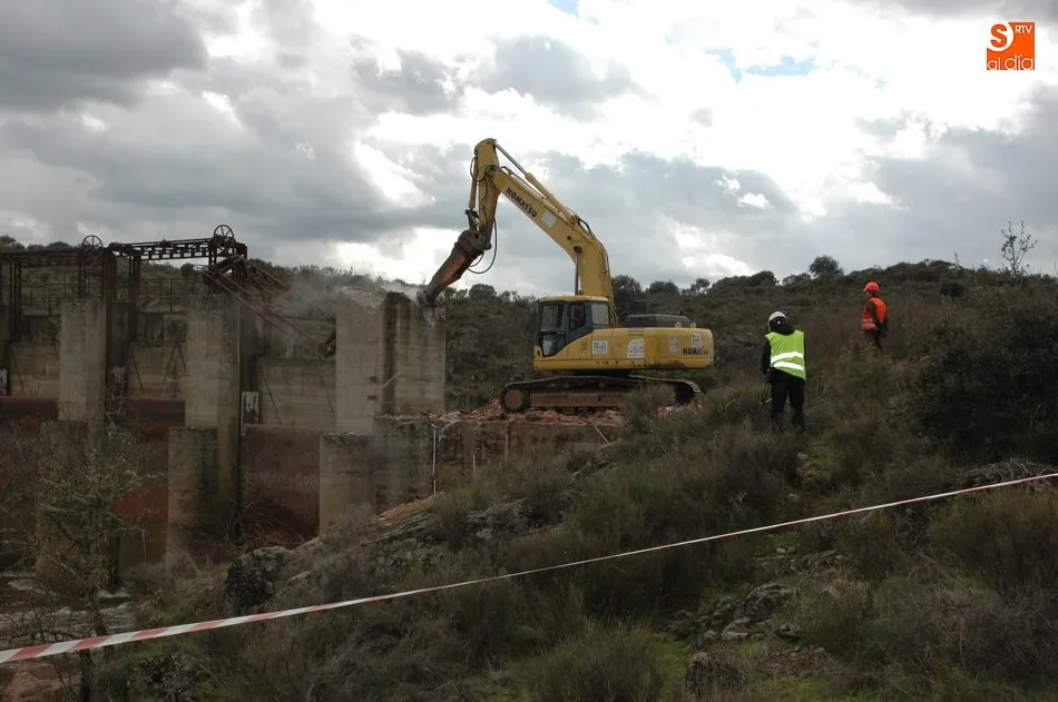 Foto 3 - La CHD inicia el derribo de la presa de Yecla de Yeltes  