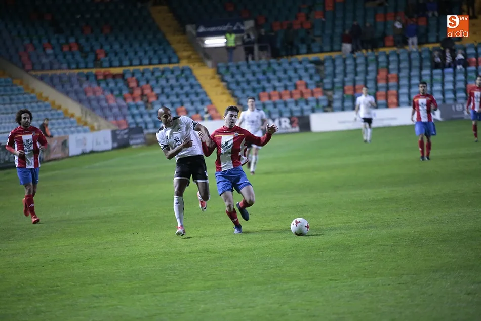 Foto 9 - Trabajada victoria del CF Salmantino UDS que vuelve los puestos de play-off a costa del Tordesillas ...