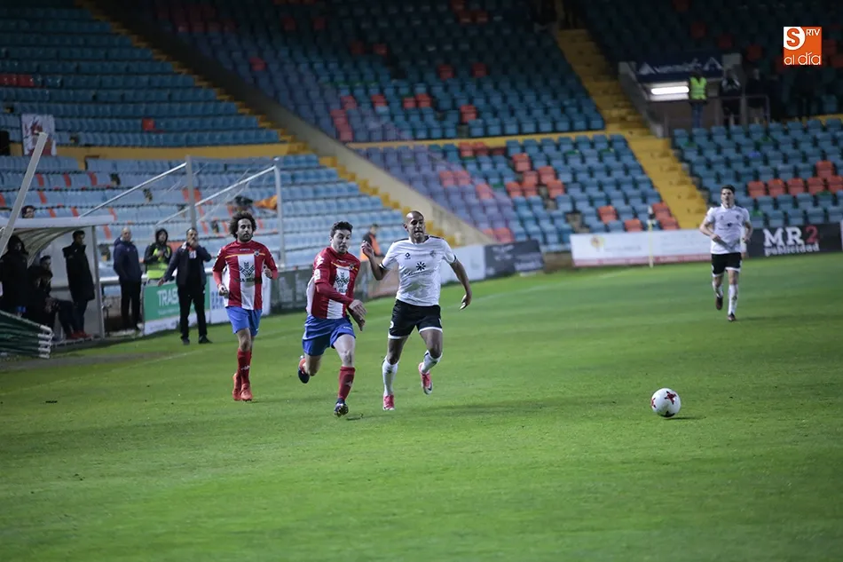 Foto 8 - Trabajada victoria del CF Salmantino UDS que vuelve los puestos de play-off a costa del Tordesillas ...