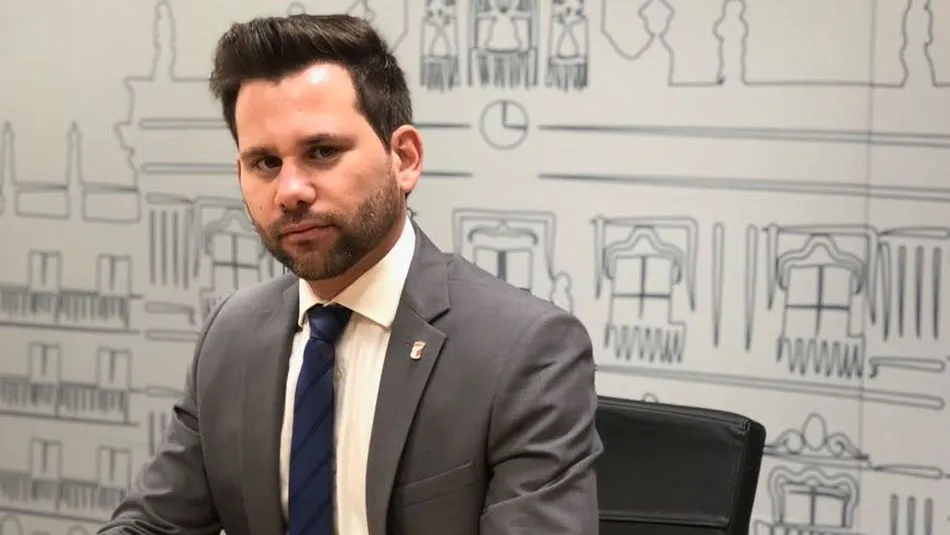 El portavoz del Grupo Municipal Ciudadanos, Alejandro González Bueno, defiende la ampliación de estas líneas del transporte urbano