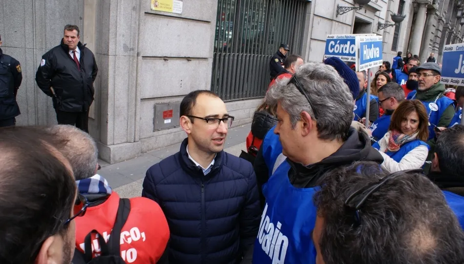 Foto 2 - Doce horas encadenados para reivindicar los derechos de los funcionarios de prisiones