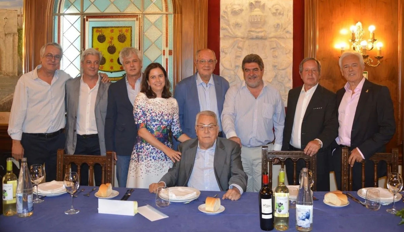 El homenajeado junto a sus hijos, Miguel Cid, el alcalde de Ciudad Rodrigo, el presidente del Bolsín Andrés Sevillano y el miembro de éste Tito Casado