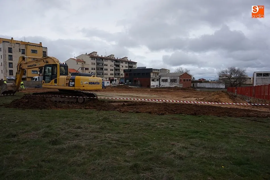 Foto 5 - El campo Iberia acoge los primeros trabajos de construcci&oacute;n del supermercado Lupa