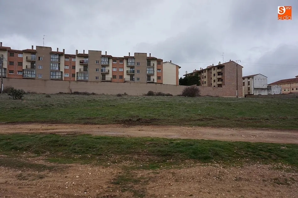 Foto 4 - El campo Iberia acoge los primeros trabajos de construcci&oacute;n del supermercado Lupa