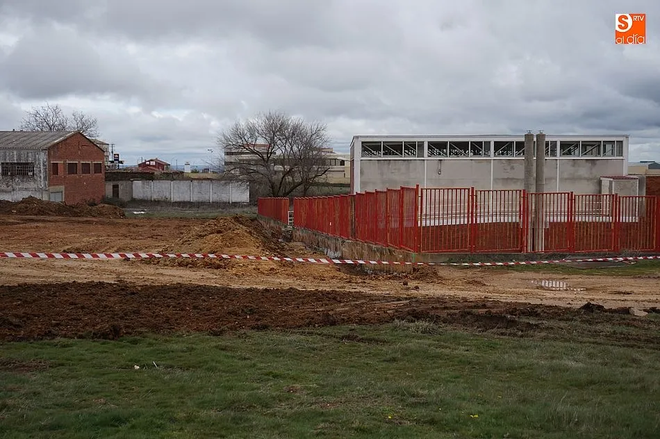 Foto 3 - El campo Iberia acoge los primeros trabajos de construcci&oacute;n del supermercado Lupa