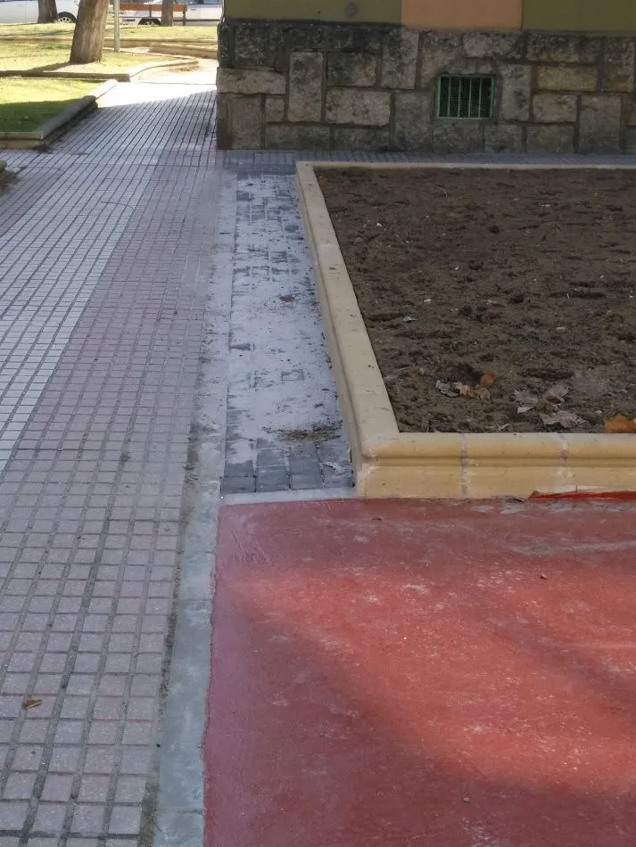 Foto 4 - El PSOE denuncia defectos en el arreglo de las plazas interiores del barrio de San Jos&eacute;