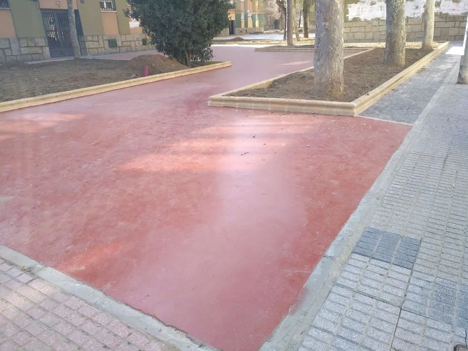 Foto 2 - El PSOE denuncia defectos en el arreglo de las plazas interiores del barrio de San Jos&eacute;