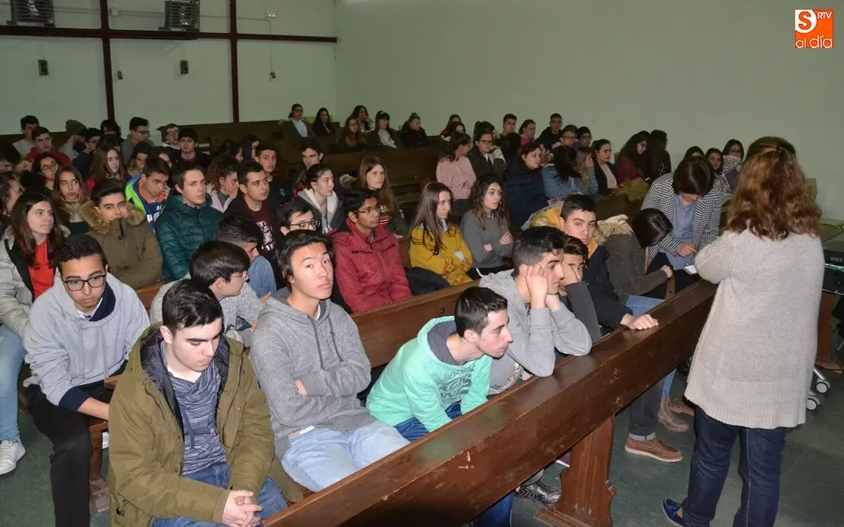 Foto 9 - Los alumnos de los IES mirobrigenses conocen sus alternativas de futuro  