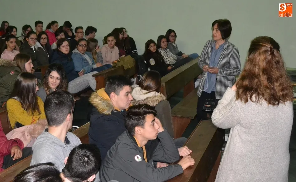 Foto 8 - Los alumnos de los IES mirobrigenses conocen sus alternativas de futuro  