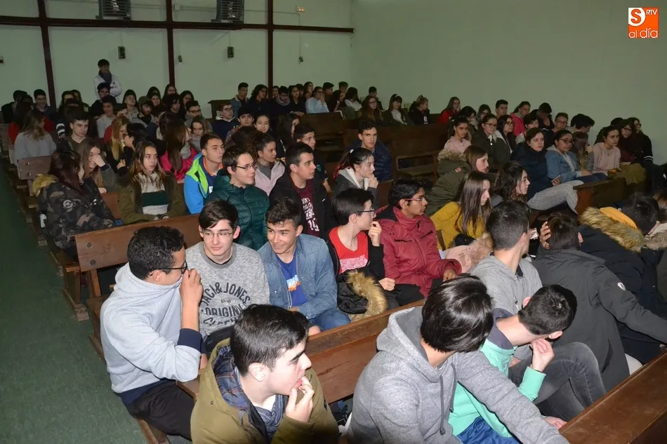 Foto 7 - Los alumnos de los IES mirobrigenses conocen sus alternativas de futuro  