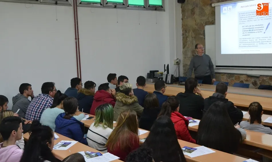 Foto 2 - Los alumnos de los IES mirobrigenses conocen sus alternativas de futuro  