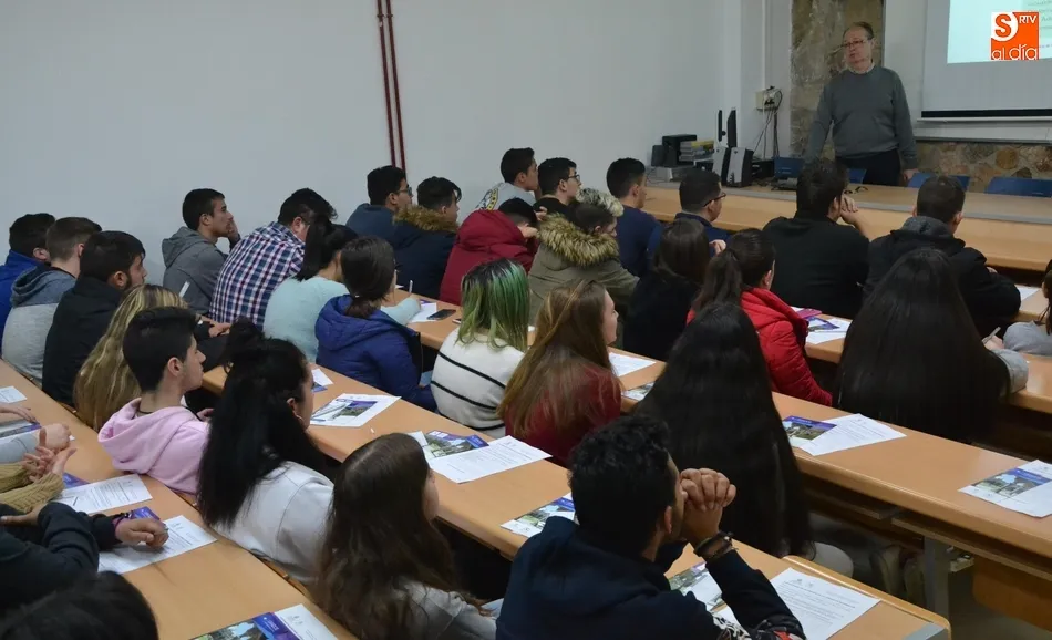 Foto 3 - Los alumnos de los IES mirobrigenses conocen sus alternativas de futuro  