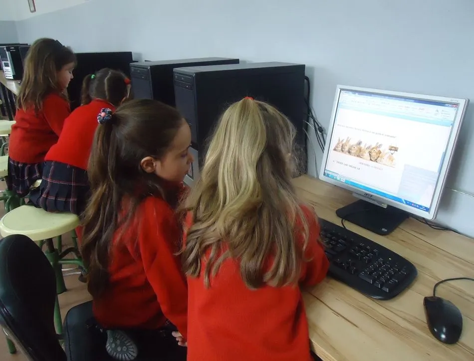 Foto 11 - Apuesta firme por la inform&aacute;tica en el colegio Padres Trinitarios
