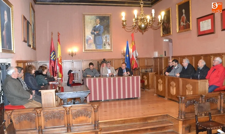 Foto 2 - El Subdelegado pide disculpas y se compromete a que el servicio del DNI vuelva a funcionar como...