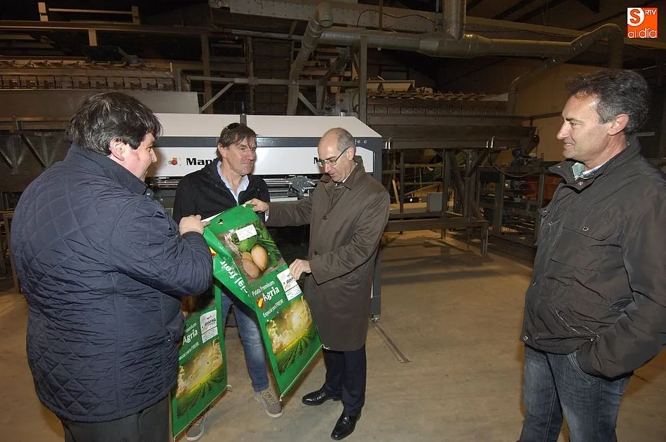 Foto 4 - Javier Iglesias se interesa por la producci&oacute;n de la patata de la provincia de Salamanca  