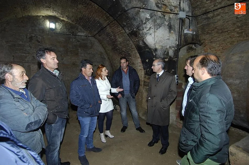 La comitiva, durante la visita a una de las bodegas | Fotos: Adrián Martín