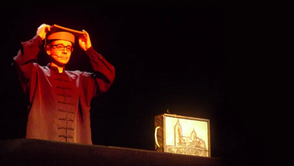 Basada en El licenciado Vidriera, se trata de una muy personal adaptación - libre, cómica y satírica - a su mágico mundo de objetos, de esta novela ejemplar de Miguel de Cervantes