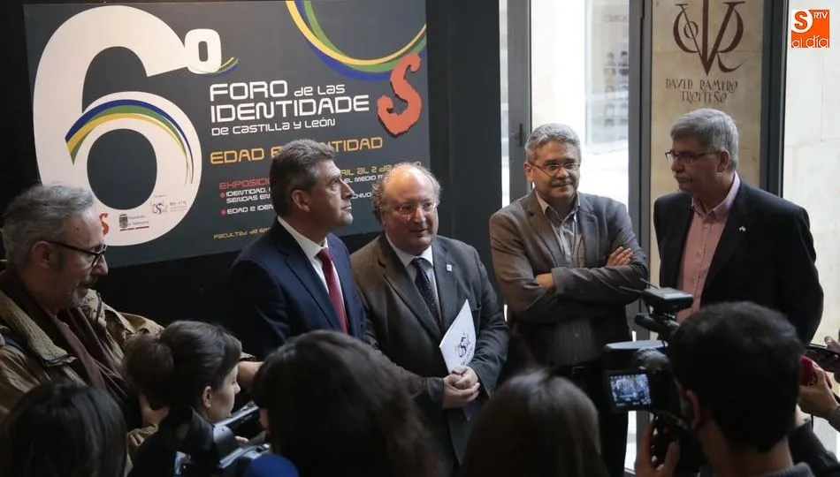 El vicerrector de Política Académica y Participación Social, Enrique Cabero Morán, junto al diputado provincial de Cultura, Julián Barrera, en la presentación de este foro. Foto de Alejandro López
