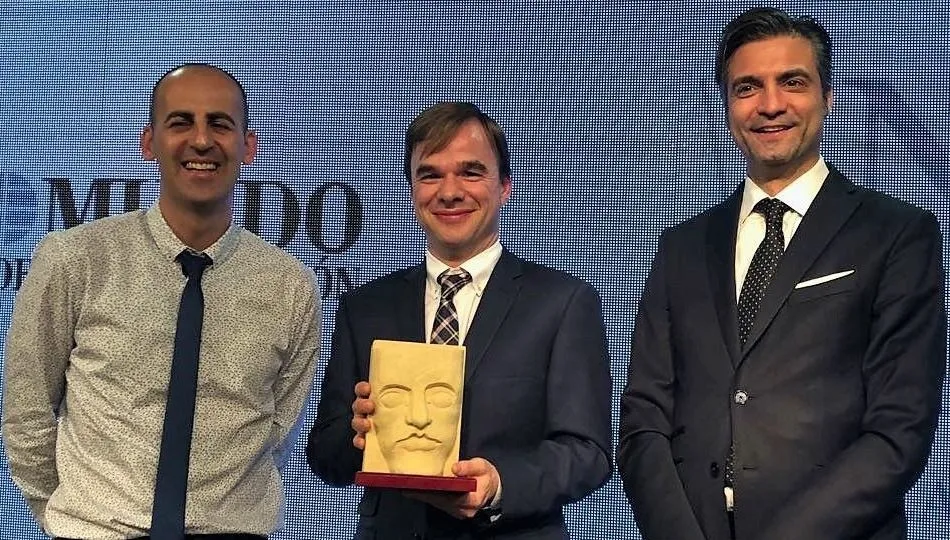 Alberto Fiz, en el centro, con su premio