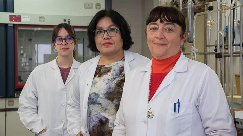 Cristina de Arriba, cuyo TFG se enmarca en este proyecto; Marina Solange Lozano, investigadora de la Universidad Veracruzana de México, y Carmen del Hoyo, investigadora principal. Foto de Sergio Manzano / USAL