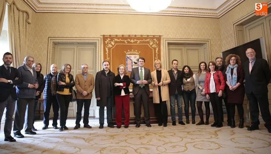 El alcalde, en el centro, junto a los integrantes de la Federación de Asociaciones de Periodistas de España, en el Ayuntamiento. Foto de Alejandro López