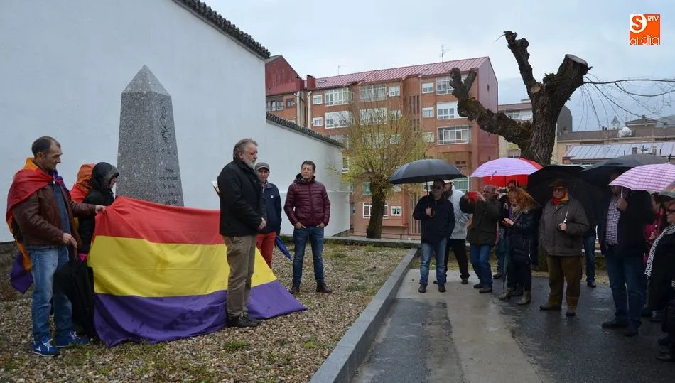 Conmemoración junto al monolito del cementerio municipal de San Miguel
