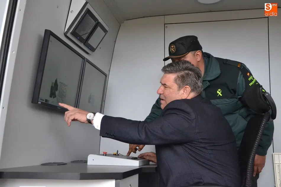 En primer término, el director general de la Guardia Civil, José Manuel Holgado, subido a una de las furgonetas | Foto @kisanghani
