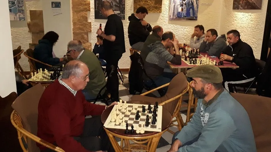 Varias partidas se celebran de forma simultánea.