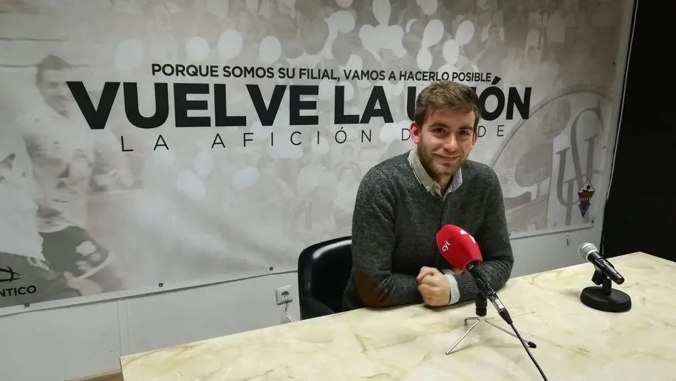 Pablo Cortés, al comienzo de la rueda de prensa. Foto: CFSalmantinoUDS.com