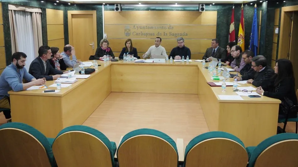 El alcalde, Pedro Samuel Martín, se dirige al portavoz de la oposición en el pleno.