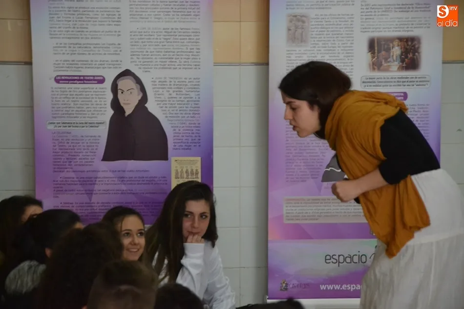 Foto 8 - Popy Vegas gu&iacute;a a alumnos del IES Tierra por la historia de la mujer en el Teatro  