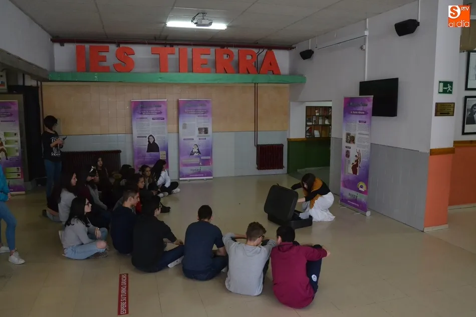 Foto 9 - Popy Vegas gu&iacute;a a alumnos del IES Tierra por la historia de la mujer en el Teatro  