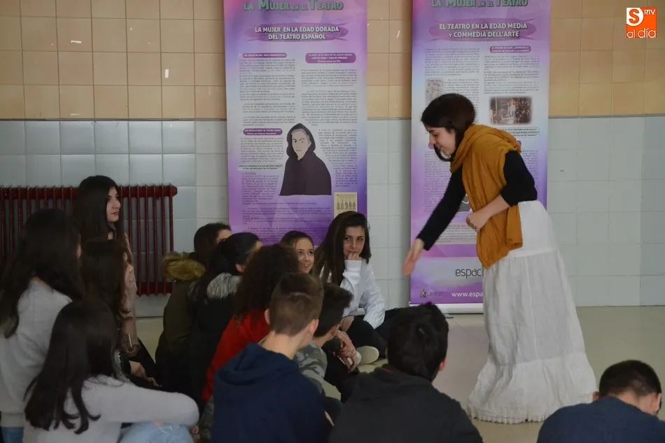 Foto 7 - Popy Vegas gu&iacute;a a alumnos del IES Tierra por la historia de la mujer en el Teatro  