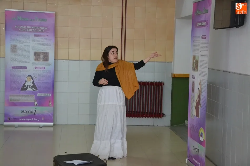 Foto 6 - Popy Vegas gu&iacute;a a alumnos del IES Tierra por la historia de la mujer en el Teatro  