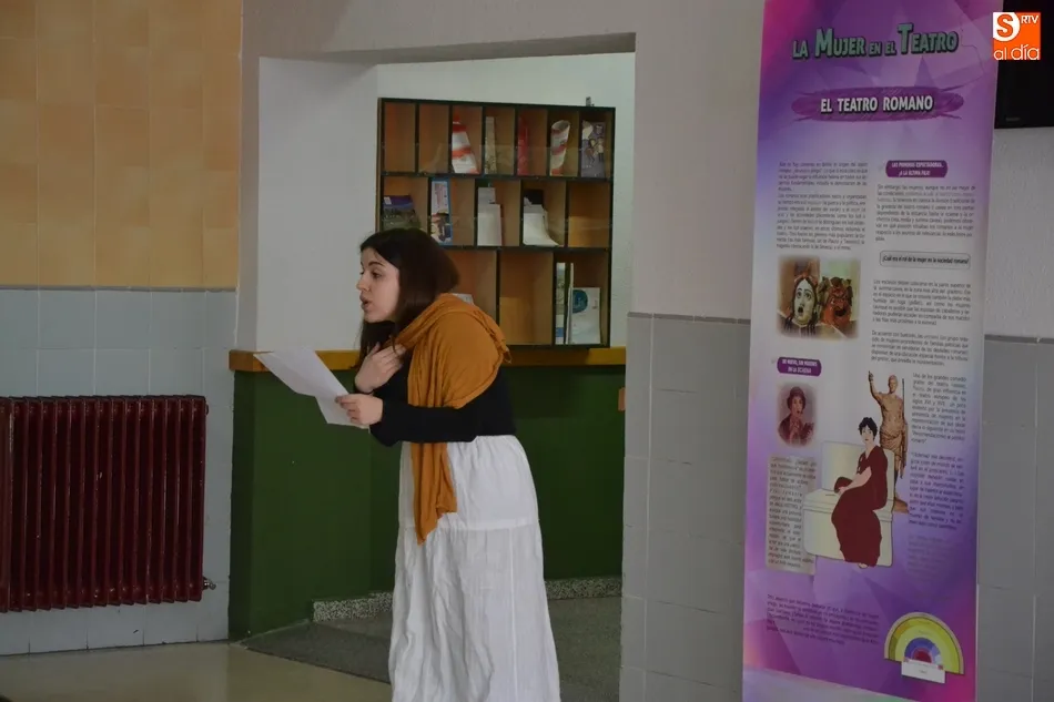 Foto 5 - Popy Vegas gu&iacute;a a alumnos del IES Tierra por la historia de la mujer en el Teatro  